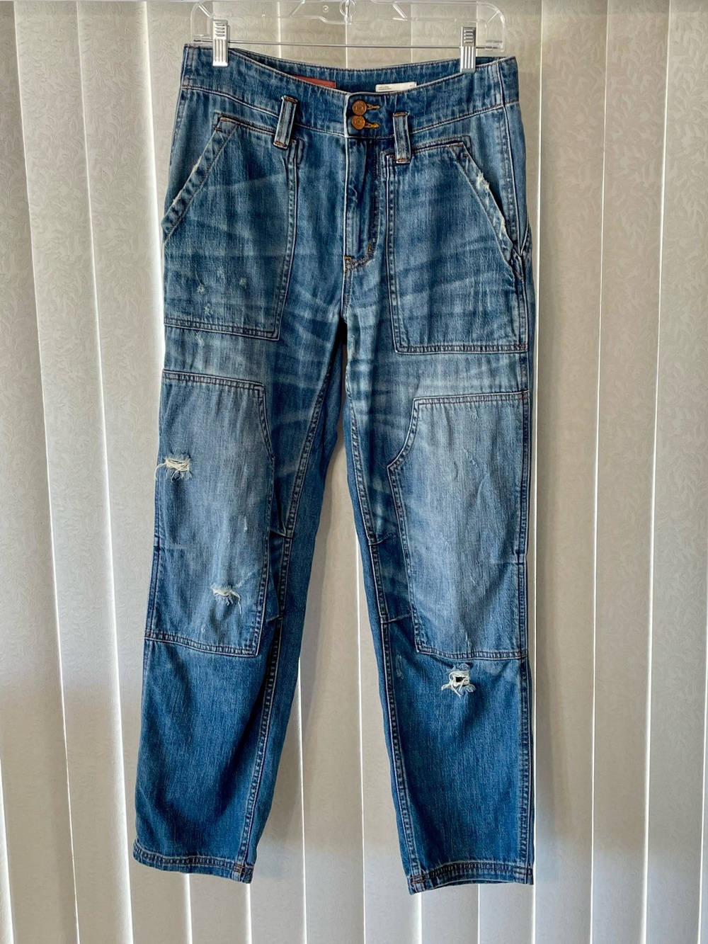 Anthropologie Pilcro Women’s Distressed jeans in Faded Blue- Size 27- fits 28